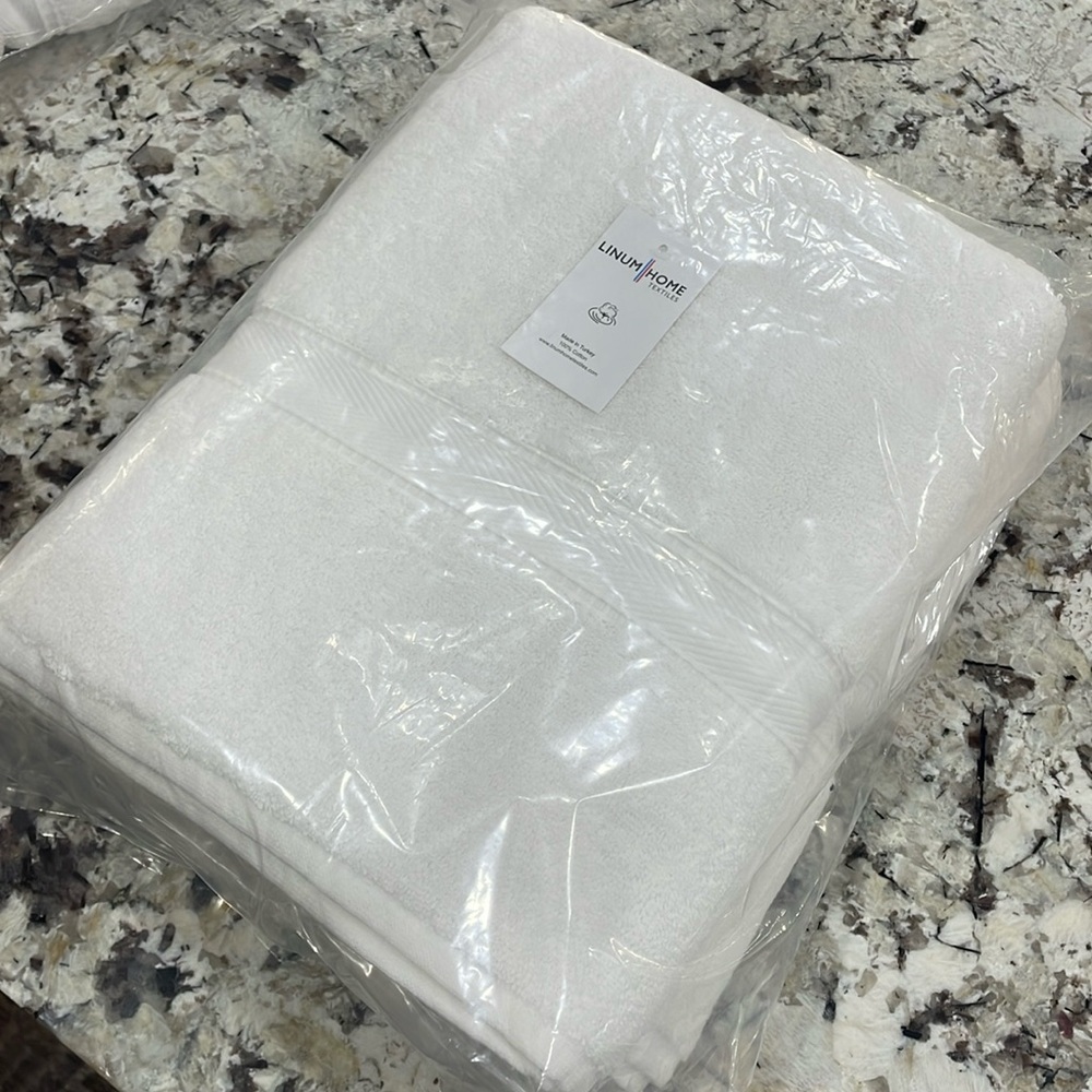 NWT SET OF TWO BATH & TWO WASHCLOTHS- white